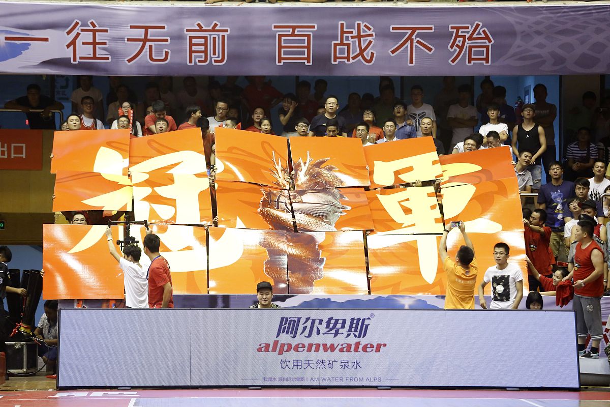 包含红牌事件后球队反败为胜，展现团结拼搏精神！的词条
